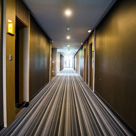 J Square Hotel And Wedding Csindzsu Kültér fotó