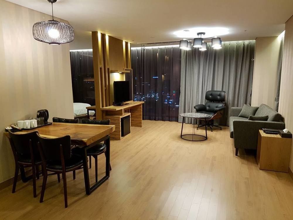 J Square Hotel And Wedding Csindzsu Kültér fotó