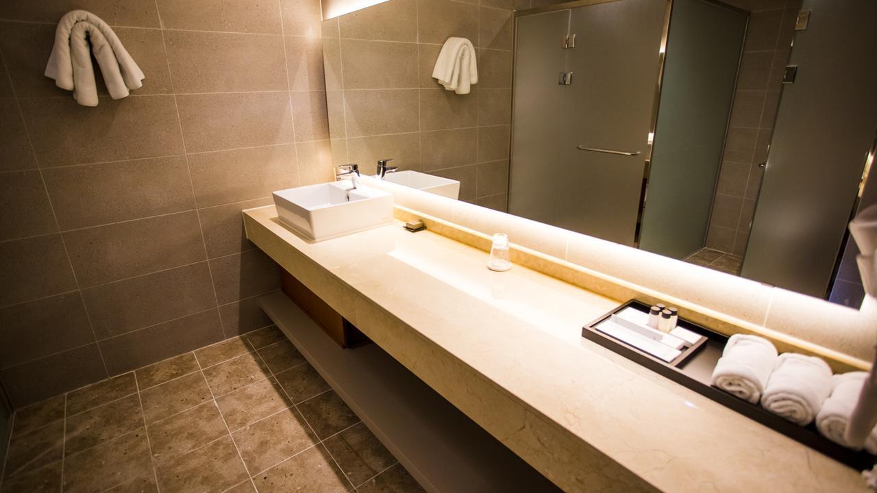 J Square Hotel And Wedding Csindzsu Kültér fotó