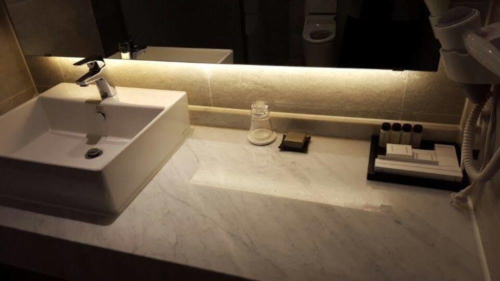 J Square Hotel And Wedding Csindzsu Kültér fotó